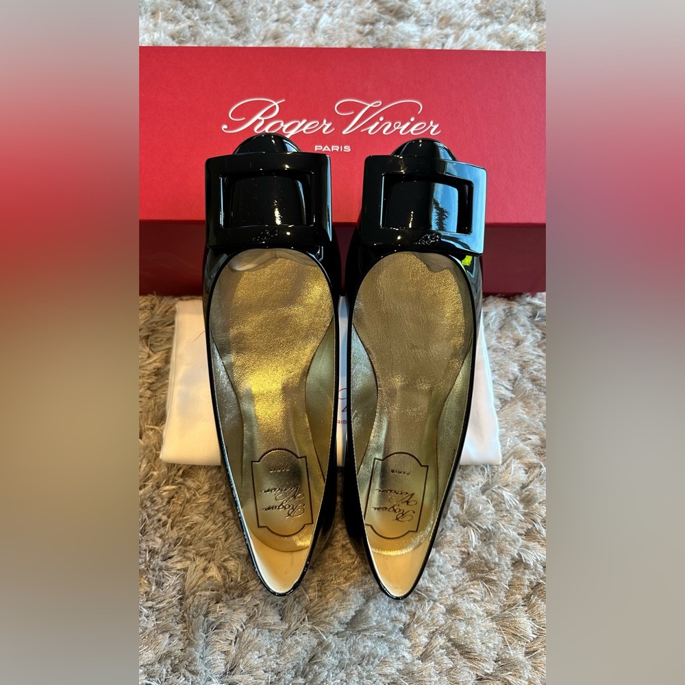 Roger Vivier Gommette Flats: Black Patent; Sz. 36